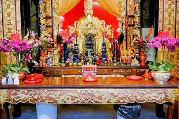 广州风水_广州一市民家门口摆风水祭祀品