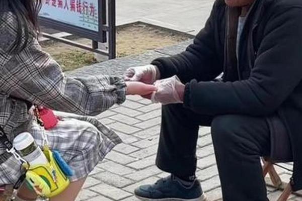 车站算命的