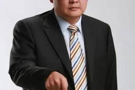浅谈名嘴梁宏达之生辰八字