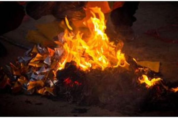 风水为什么烧完纸不能直接回家