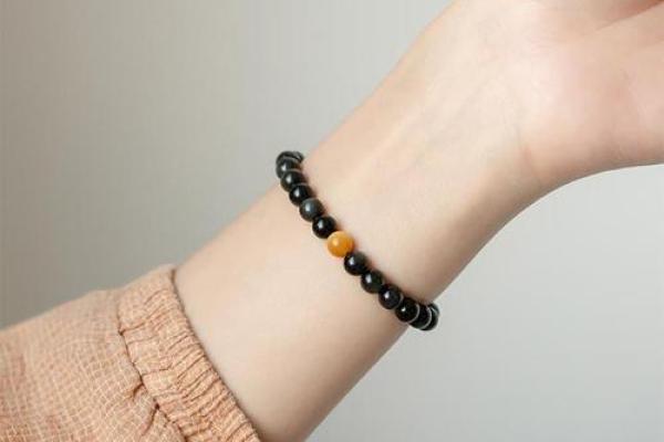 风水讲究女人戴黑曜石的禁忌五