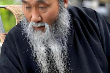 算命时被道长惩罚的人