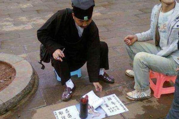 女人梦见算命先生给自己算卦 女性梦见算命师为自己占卜这意味着什么 女人梦见算命先生给自己算卦 女性梦见算命师为自己占卜这意味着什么