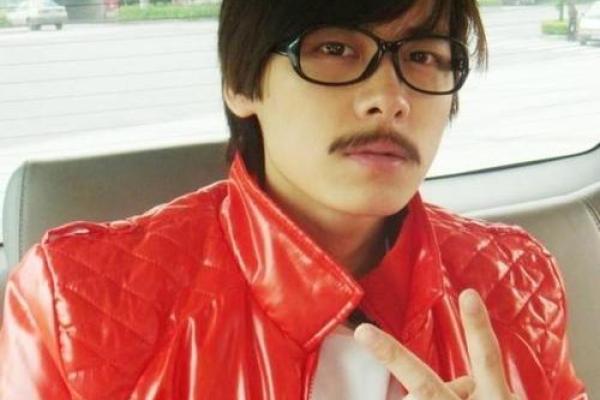 八字胡胡子 八字胡胡子