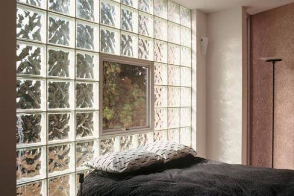 风水：卧室和客厅之间用玻璃墙