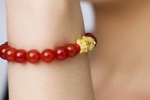 风水金命的人佩戴什么最好水晶还是玛瑙